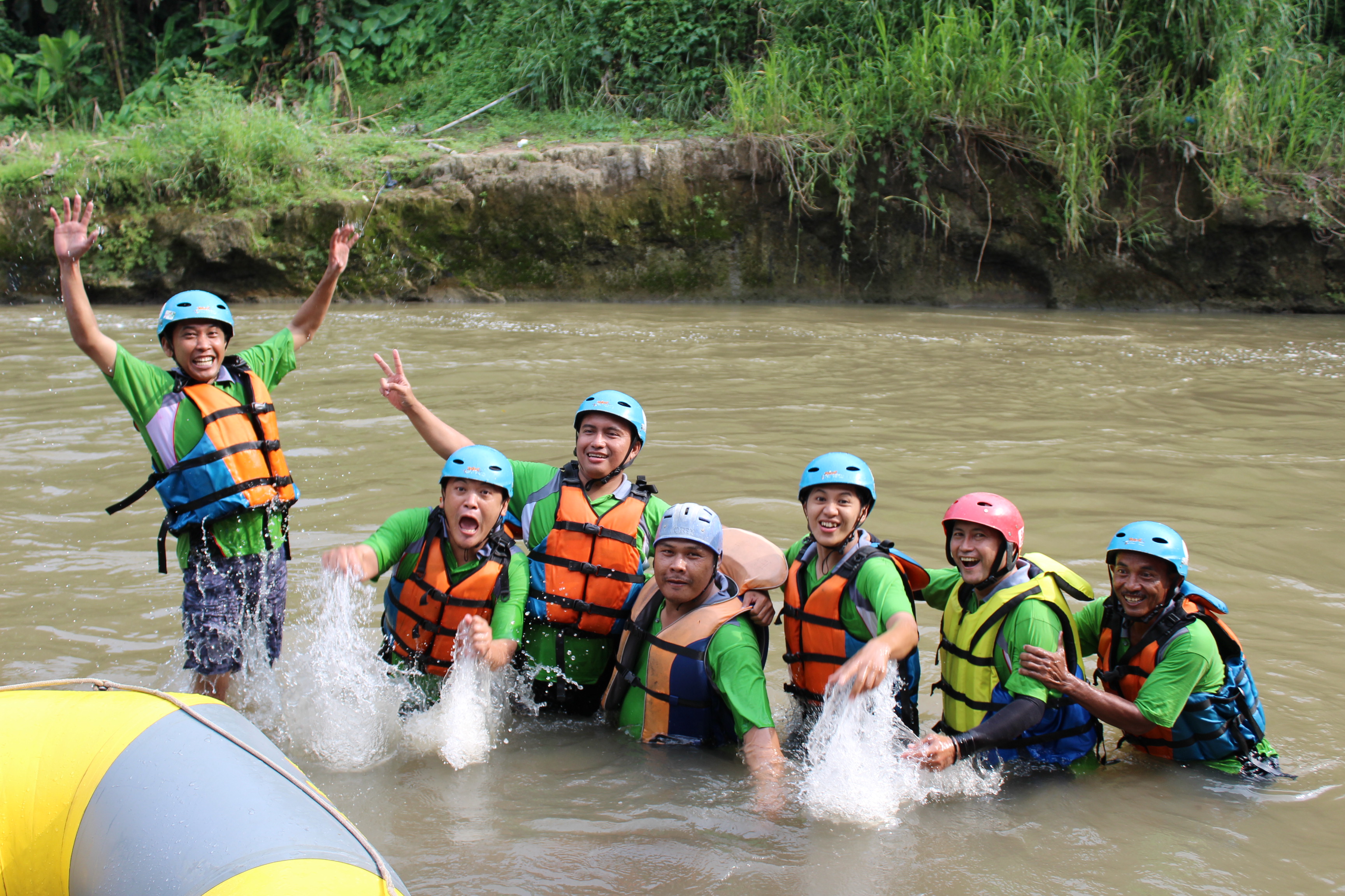 SMA Negeri 1 Wirosari arungi jeram Sungai Elo Magelang 